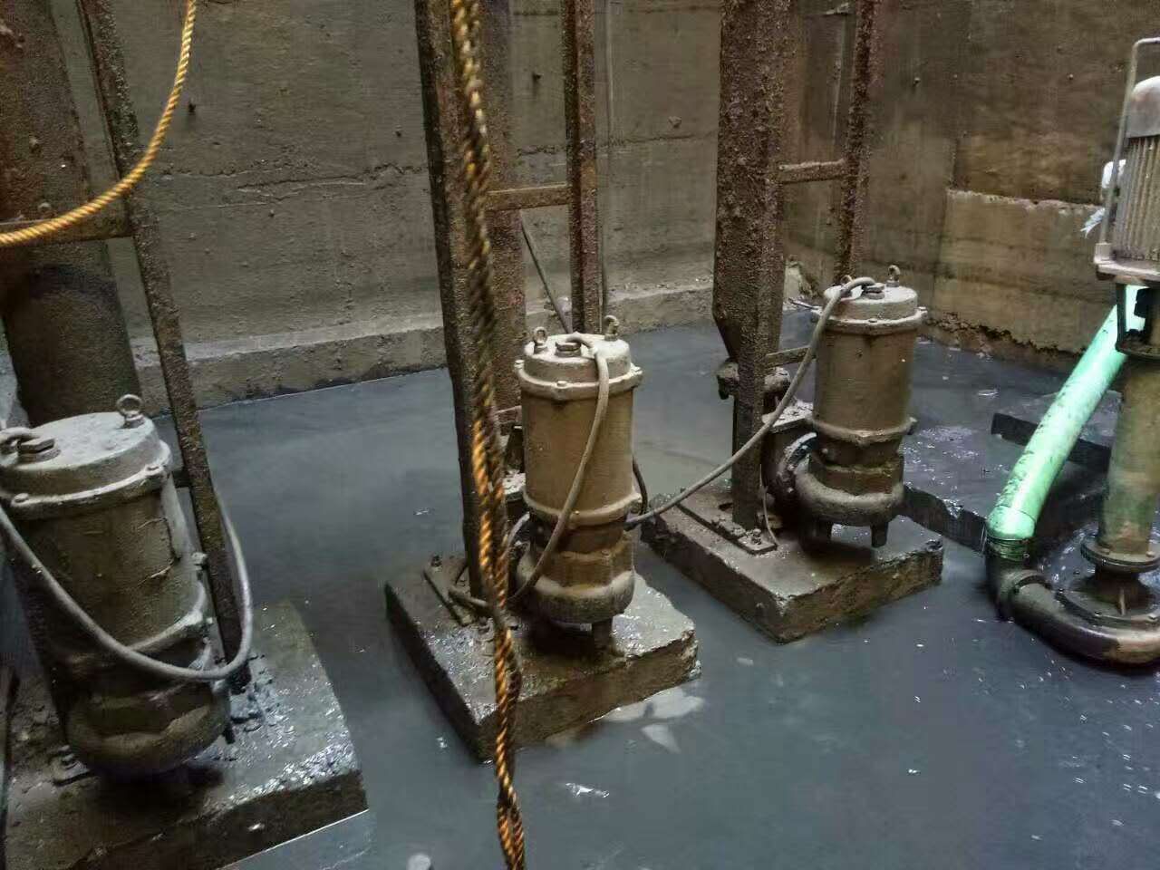 灵山污水池清理