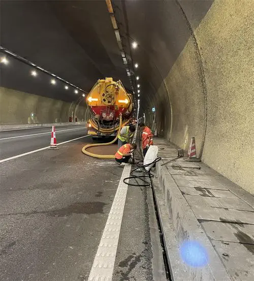 灵山隧道排水渠清淤